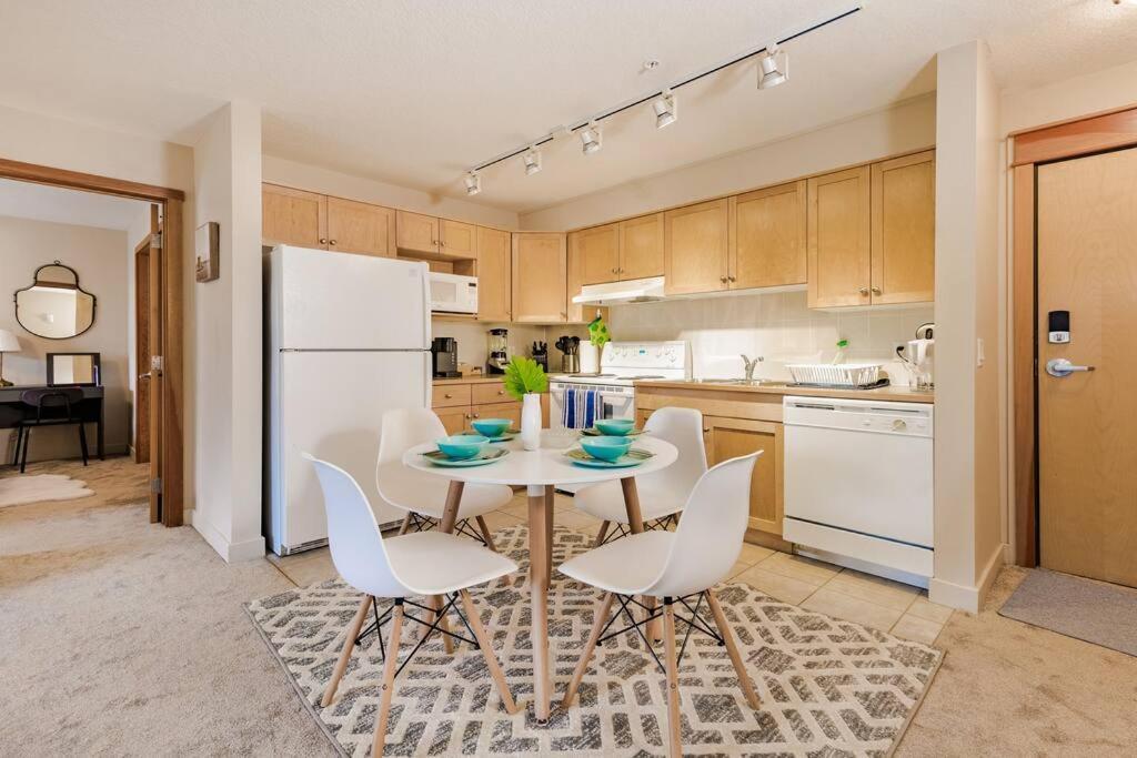 Lux 2Br/3Bd Suite/Mountain View! Канмор Екстериор снимка